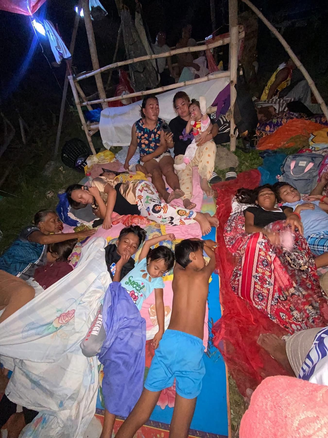 Read more about the article Families Sleep Under Tarpaulins/Trapal as Thousands Remain Displaced After the Sarangani Earthquake